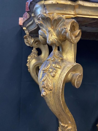  - Petite console en bois sculpté et doré, Italie, XVIIIe