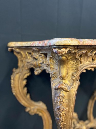 XVIIIe siècle - Petite console Louis XV en bois doré