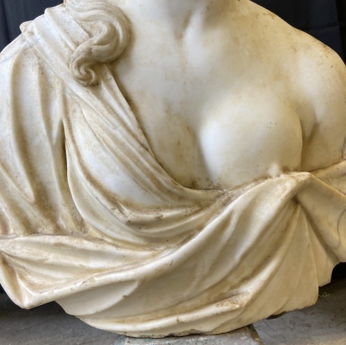 Buste de femme en marbre, XVIIIe siècle - Sculpture Style 