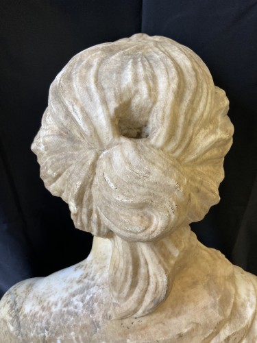 Antiquités - Buste de femme en marbre, XVIIIe siècle