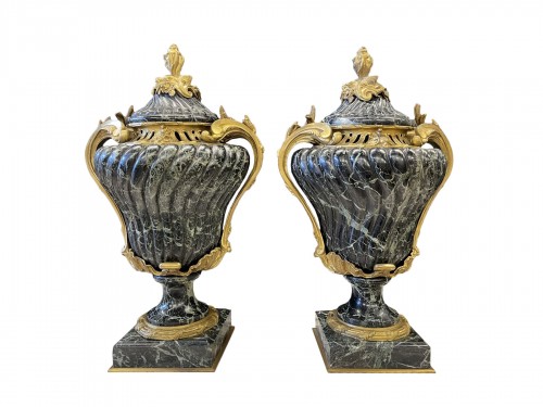 Paire de vases couverts en marbre vert et bronze, fin XIXe