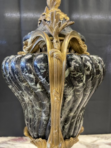  - Paire de vases couverts en marbre vert et bronze, fin XIXe