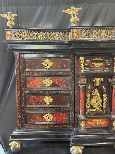 Cabinet en placage d'écaille et bronze doré, Italie 17e siècle - Mobilier Style 
