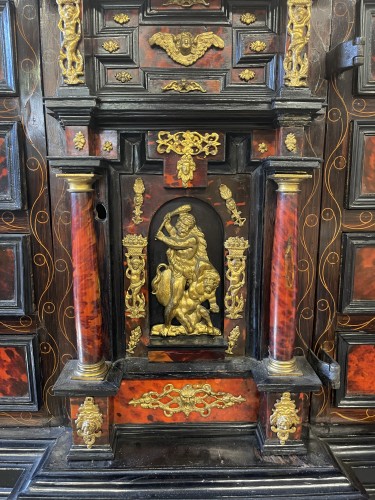 Cabinet in tortoiseshell veneer and gilt bronze, Italy 17th century - 