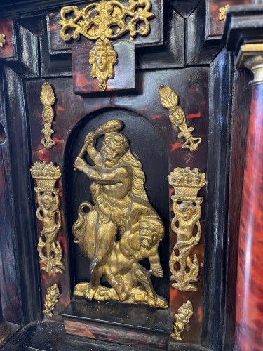 Cabinet en placage d'écaille et bronze doré, Italie 17e siècle - 