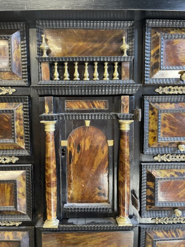 Mobilier Cabinet & Coffre - Cabinet en ébène et écaille, XVIIe siècle
