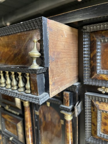 Antiquités - Cabinet en ébène et écaille, XVIIe siècle