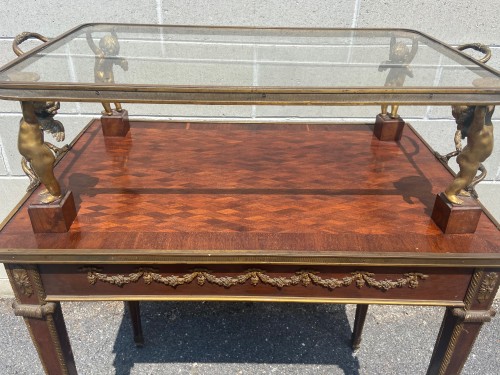 XIXe siècle - Table à thé en bois de placage marqueté et bronze doré, XIXe siècle