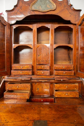 Venetian walnut secretary 18th century - Furniture Style 