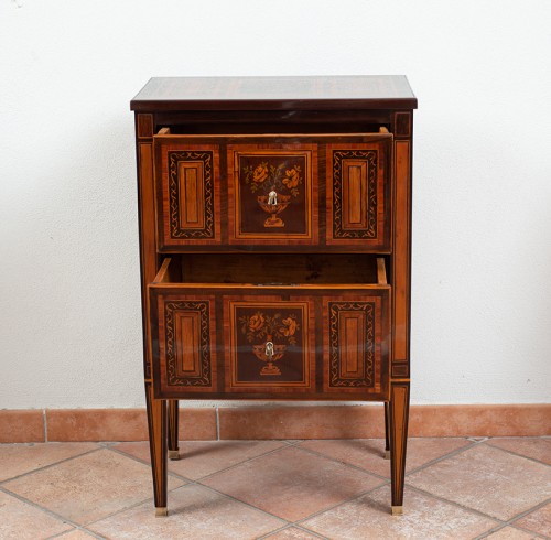 Table de chevet napolitaine du 18e siècle en bois précieux exotiques - Mobilier Style 