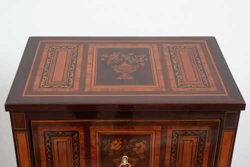 Table de chevet napolitaine du 18e siècle en bois précieux exotiques - 