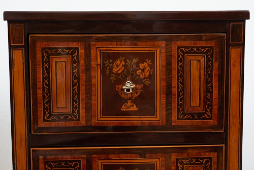  - Table de chevet napolitaine du 18e siècle en bois précieux exotiques