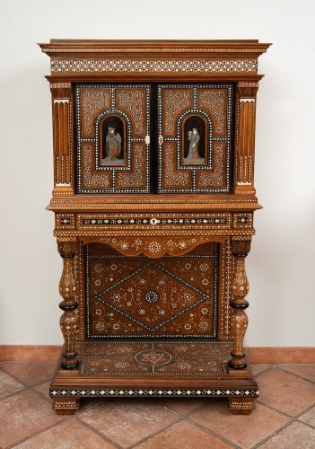 Antiquités - Cabinet du 19e siècle en bois de noyer et os