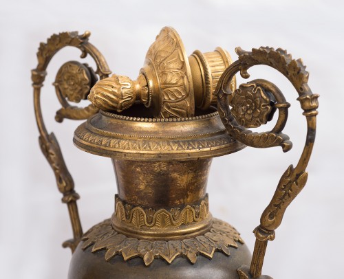 Paire de vases couverts formant bougeoirs, époque Charles X - Objet de décoration Style 