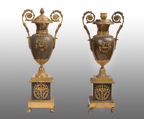 XIXe siècle - Paire de vases couverts formant bougeoirs, époque Charles X