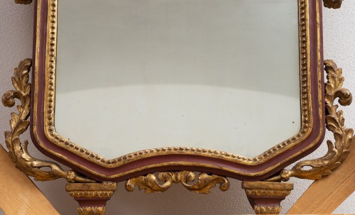 Miroir doré à la feuille d'or et laque. rouge, Italie 1ere moitié du XVIIIe siècle - Miroirs, Trumeaux Style 