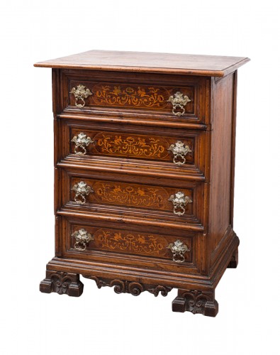 Small Lombardy chest of drawers from the 18th century