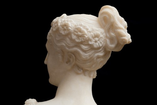 Jeune femme en albâtre, France 19e Siècle - Sculpture Style 