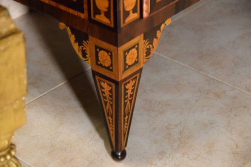 18th Century, Neoclassical Italian Inlay Wood Chest of Drawers  - 