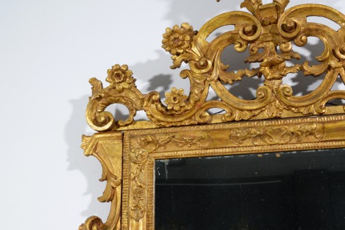 Louis XV - Miroir en bois sculpté et doré, Vénétie XVIIIe siècle