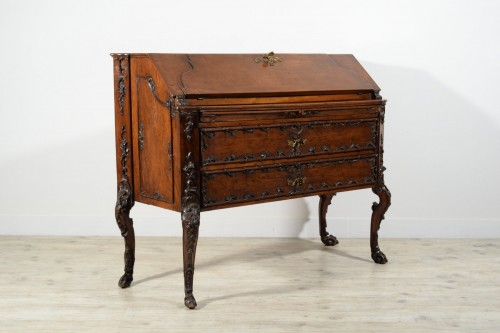 Bureau à Pente en noyer finement sculpté à motifs rocaille, début XVIIIe siècle - Mobilier Style 