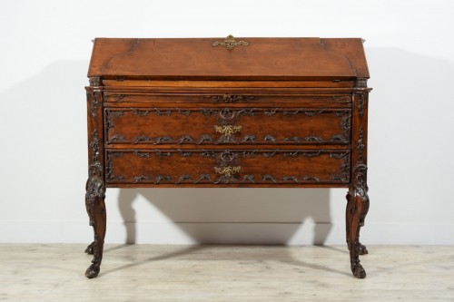 Mobilier Bureau et Secrétaire - Bureau à Pente en noyer finement sculpté à motifs rocaille, début XVIIIe siècle