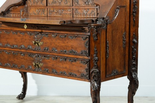 Antiquités - 18th Century, Louis XIV Carved Walnut Wood Drop-leaf Cabinet 