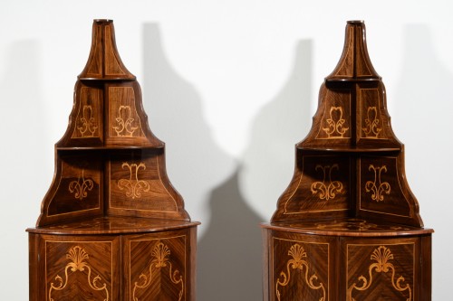 Antiquités - 18th Century, Pair of Italian Inlay Wood Corner Cabinets 