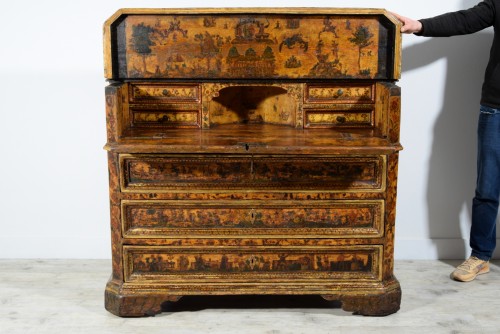 Louis XIV - Commode baroque en bois laqué avec figures orientales, Italie début du XVIIIe siècle