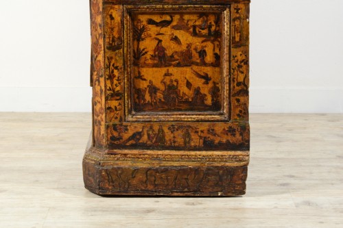 Antiquités - Commode baroque en bois laqué avec figures orientales, Italie début du XVIIIe siècle