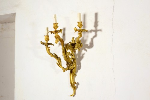 Antiquités - Paire d’appliques en bronze doré à trois lumières