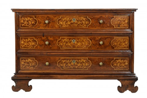 Grand commode baroque en bois de noyer, Italie XVIIe siècle