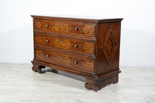 XVIIe siècle - Grand commode baroque en bois de noyer, Italie XVIIe siècle