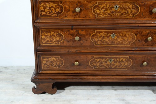 Antiquités - Grand commode baroque en bois de noyer, Italie XVIIe siècle