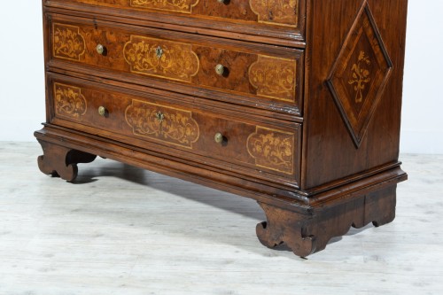 Antiquités - Grand commode baroque en bois de noyer, Italie XVIIe siècle