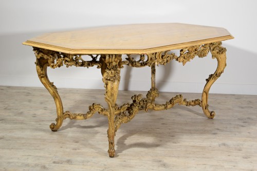 Table de centre en bois sculpté laqué doré, Italie, structure XVIIIe siècle - Mobilier Style 
