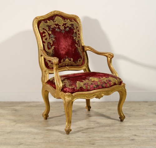 Fauteuil en bois sculpté et doré, Italie, Italie milieu du XVIIIe siècle - Sièges Style Louis XV