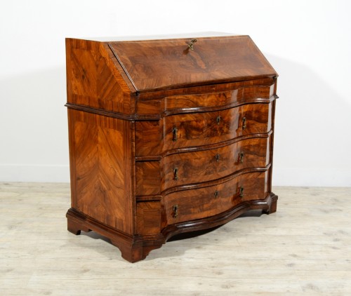 Commode en secrétaire en bois et racine de noyer, Italie 1ere moitié du XVIIIe - Mobilier Style Louis XIV