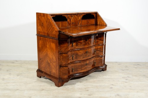 Mobilier Bureau et Secrétaire - Commode en secrétaire en bois et racine de noyer, Italie 1ere moitié du XVIIIe