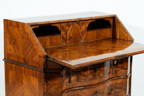 XVIIIe siècle - Commode en secrétaire en bois et racine de noyer, Italie 1ere moitié du XVIIIe