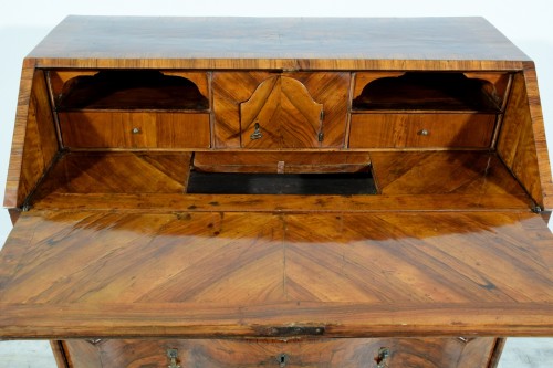 Antiquités - 18th Century, Italian Walnut Wood Chest of Drawers with Secretaire