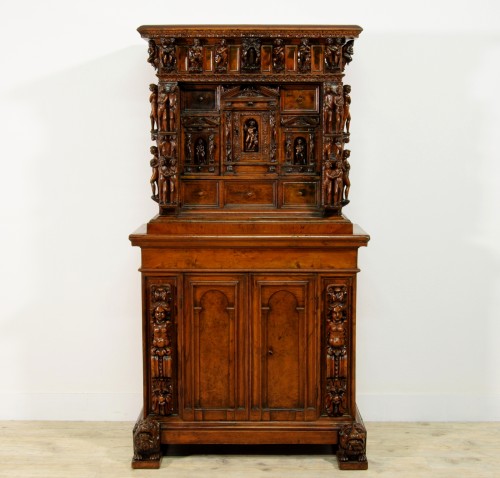 16th Century, Italian Wood Cabinet on Stand with « bambocci » sculptures - Furniture Style Renaissance