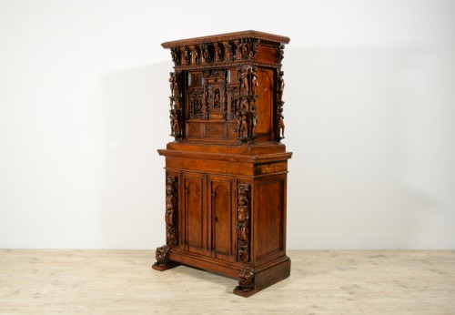 16th Century, Italian Wood Cabinet on Stand with « bambocci » sculptures - 