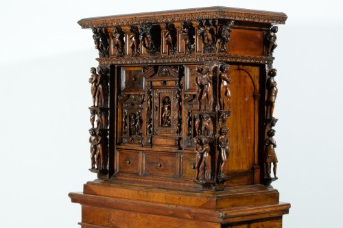 16th Century, Italian Wood Cabinet on Stand with « bambocci » sculptures - Renaissance