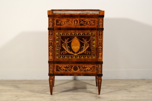 Mobilier Commode - Table de chevet néoclassique finement marqueté, Gênes fin du XVIIIe siècle