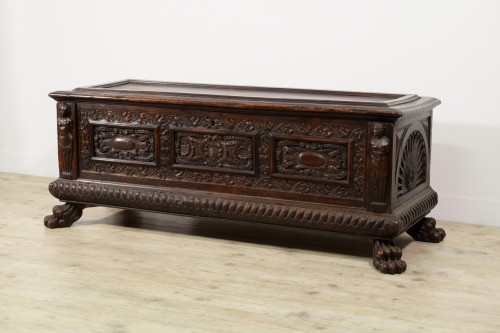 XVI Century, Italian Tuscany Renaissance Wood Chest - Furniture Style Renaissance