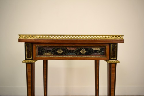 Antiquités - Table de salon en bois, laque à chinoiserie, France XIXe siècle