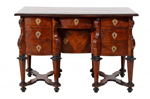 Bureau Mazzarina veneered in violet wood, Turin, early 18th century