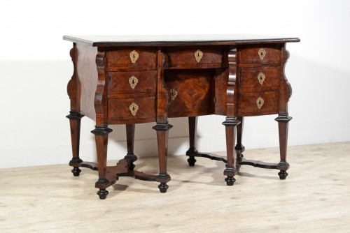 Furniture  - Bureau Mazzarina veneered in violet wood, Turin, early 18th century