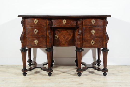 18th century - Bureau Mazzarina veneered in violet wood, Turin, early 18th century